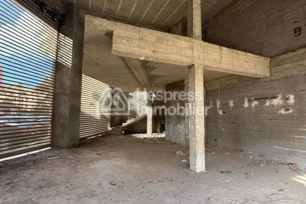 Vend local commercial à Route de Safia. Rouidat Surface de 120 m²