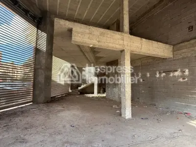 محل تجاري للبيع على طريق صفية، رويدا. مساحته 120 متر مربع.