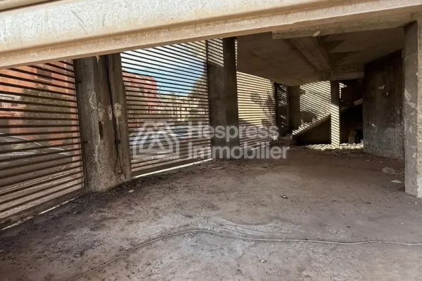 Vend local commercial à Route de Safia. Rouidat Surface de 120 m²