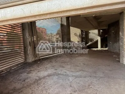 محل تجاري للبيع على طريق صفية، رويدا. مساحته 120 متر مربع.