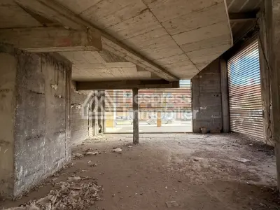 محل تجاري للبيع على طريق صفية، رويدا. مساحته 120 متر مربع.