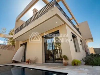 فيلا عصرية للبيع. تقع في مجمع سكني مسور وآمن على طريق أوريكا، وتتمتع بإطلالات جبلية خلابة.
