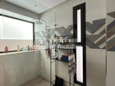 فيلا عصرية للبيع. تقع في مجمع سكني مسور وآمن على طريق أوريكا، وتتمتع بإطلالات جبلية خلابة.