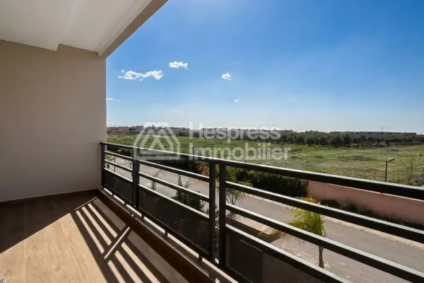 Villa contemporaine à vendre. Située au sein d’un lotissement sécurisé sur la Route d’Ourika, avec une magnifique vue sur les montagnes