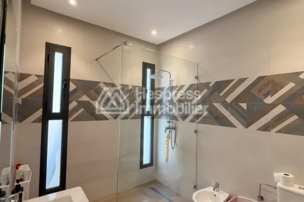 Villa contemporaine à vendre. Située au sein d’un lotissement sécurisé sur la Route d’Ourika, avec une magnifique vue sur les montagnes