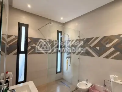فيلا عصرية للبيع. تقع في مجمع سكني مسور وآمن على طريق أوريكا، وتتمتع بإطلالات جبلية خلابة.