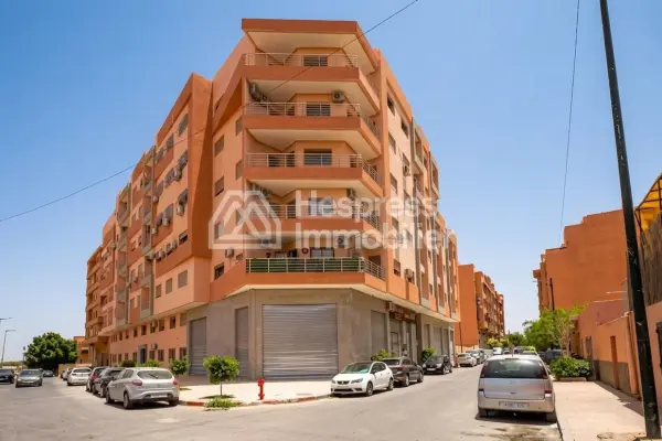 Bel studio à vendre á madam plaza. Surface de 61 m². Meublé