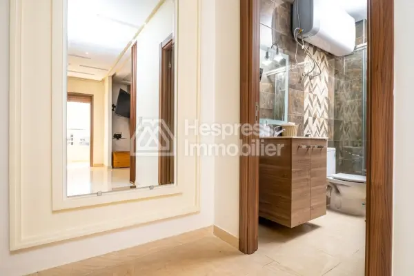 Bel studio à vendre á madam plaza. Surface de 61 m². Meublé