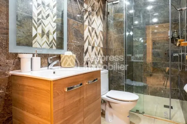 Bel studio à vendre á madam plaza. Surface de 61 m². Meublé