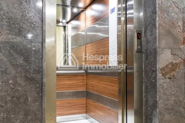 Bel studio à vendre á madam plaza. Surface de 61 m². Meublé