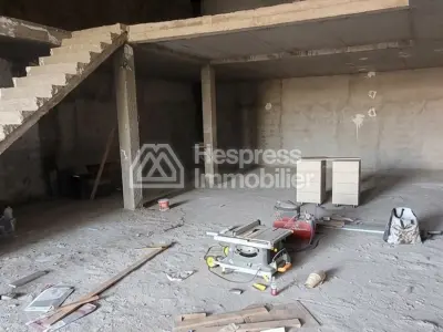 محل تجاري للبيع في بوليفارد ميد 6. مساحته 210 متر مربع