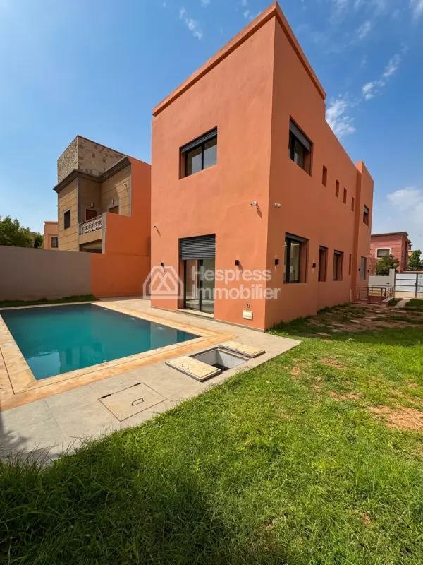 Splendide villa à vendre à Hay Targa. Surface totale 500 m². Piscine, climatisation