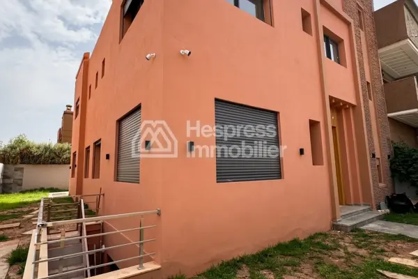 Splendide villa à vendre à Hay Targa. Surface totale 500 m². Piscine, climatisation