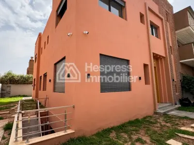 Splendide villa à vendre à Hay Targa. Surface totale 500 m². Piscine, climatisation