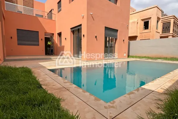 Splendide villa à vendre à Hay Targa. Surface totale 500 m². Piscine, climatisation