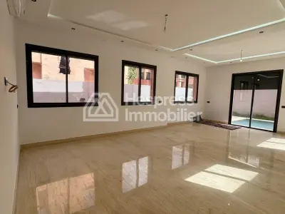 Splendide villa à vendre à Hay Targa. Surface totale 500 m². Piscine, climatisation