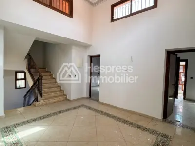 فيلا فاخرة للبيع في Hay Targa . خمس غرف مريحة. مواقف سيارات