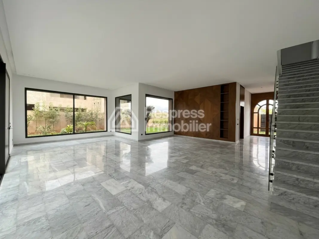 Villa Titrée À Vendre 450 M² km 12 Route Ourika