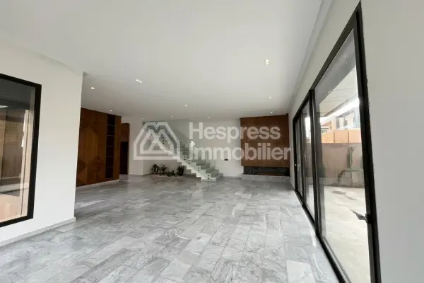 Villa Titrée À Vendre 450 M² km 12 Route Ourika