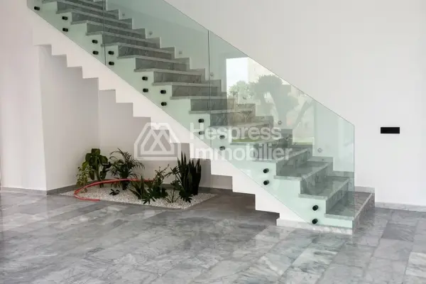 Villa Titrée À Vendre 450 M² km 12 Route Ourika