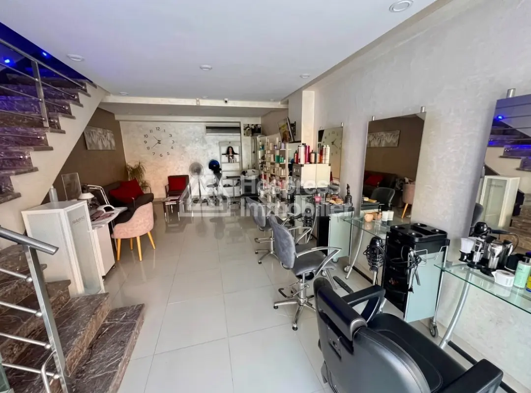 Centre d'esthétique à vendre 74 m² Rte de Safi