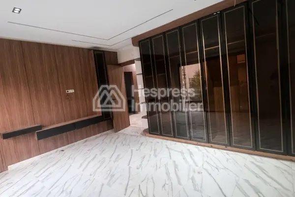 فيلا مساحتها 312 مترًا مربعًا للبيع، أبوابها من مراكش لوحة kech