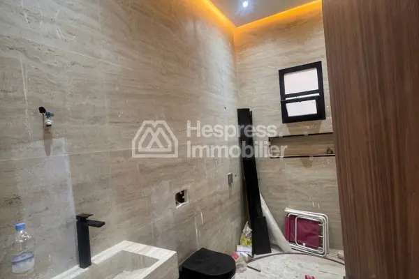 فيلا مساحتها 312 مترًا مربعًا للبيع، أبوابها من مراكش لوحة kech