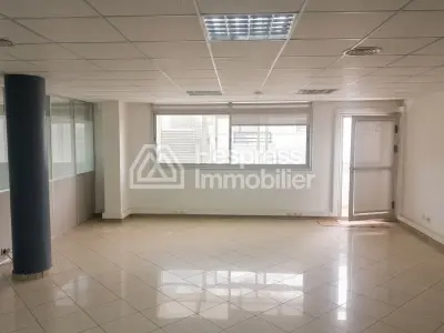 مساحة مكتبية فاخرة للإيجار بمساحة 96 مترًا مربعًا - طريق الجديدة، الدار البيضاء
