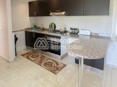 شقة فاخرة مع حديقة ومسبح في تاماريس – فرصة نادرة
