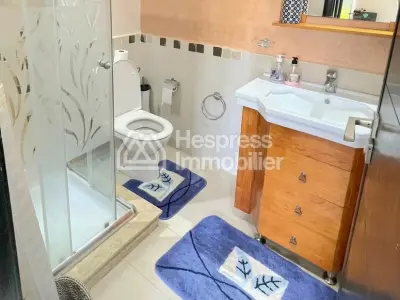 شقة فاخرة مع حديقة ومسبح في تاماريس – فرصة نادرة