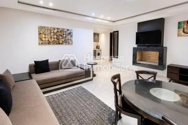 Long-term rental: Modern, well-furnished studio apartment in a residence with a swimming pool