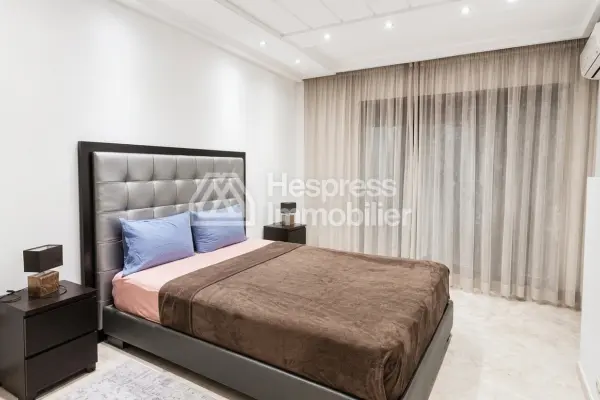 Long-term rental: Modern, well-furnished studio apartment in a residence with a swimming pool