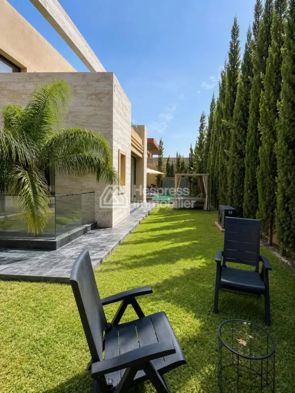 Maison de luxe à vendre sur Ourika Road. 7 chambres confortables et piscine chauffée.