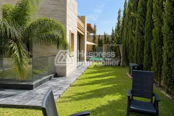 Maison de luxe à vendre sur Ourika Road. 7 chambres confortables et piscine chauffée.