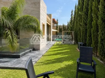 Maison de luxe à vendre sur Ourika Road. 7 chambres confortables et piscine chauffée.