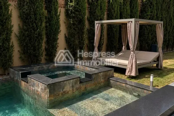 Maison de luxe à vendre sur Ourika Road. 7 chambres confortables et piscine chauffée.
