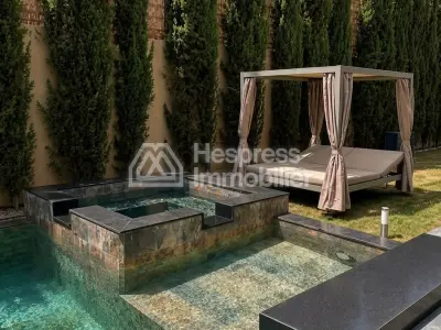 Maison de luxe à vendre sur Ourika Road. 7 chambres confortables et piscine chauffée.