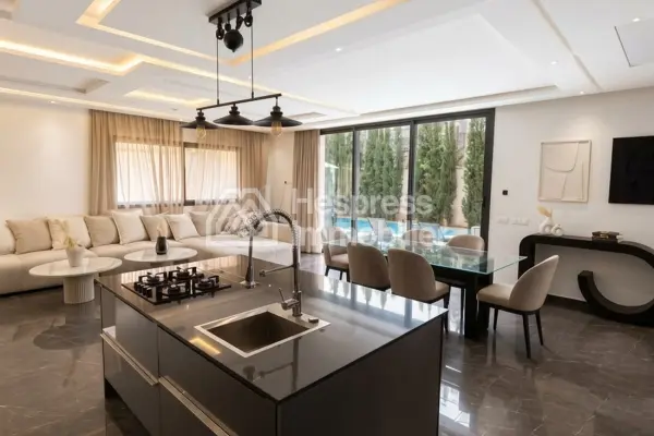 Maison de luxe à vendre sur Ourika Road. 7 chambres confortables et piscine chauffée.