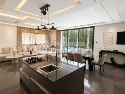 Maison de luxe à vendre sur Ourika Road. 7 chambres confortables et piscine chauffée.