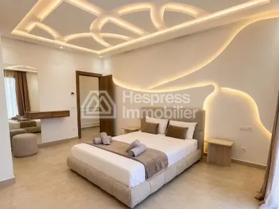 Maison de luxe à vendre sur Ourika Road. 7 chambres confortables et piscine chauffée.