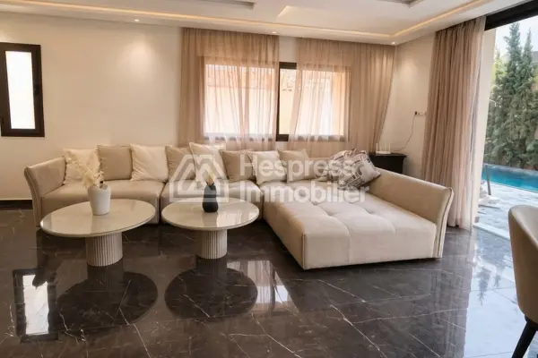 Maison de luxe à vendre sur Ourika Road. 7 chambres confortables et piscine chauffée.