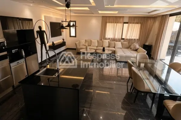 Maison de luxe à vendre sur Ourika Road. 7 chambres confortables et piscine chauffée.