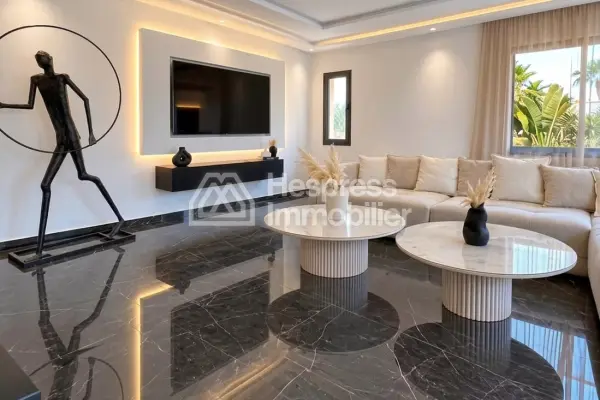 Maison de luxe à vendre sur Ourika Road. 7 chambres confortables et piscine chauffée.