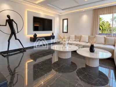 Maison de luxe à vendre sur Ourika Road. 7 chambres confortables et piscine chauffée.