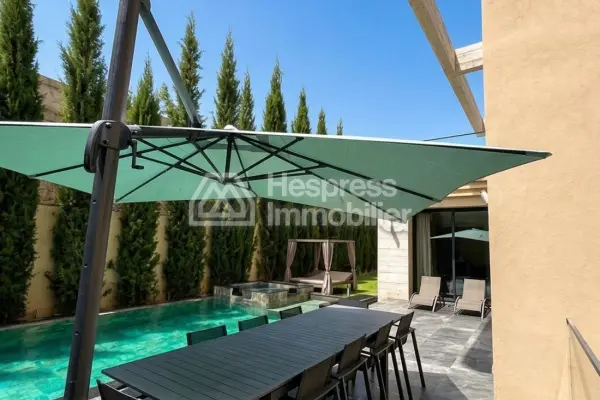 Maison de luxe à vendre sur Ourika Road. 7 chambres confortables et piscine chauffée.