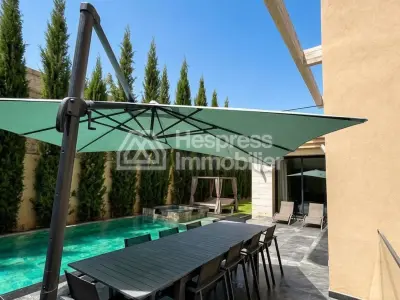 Maison de luxe à vendre sur Ourika Road. 7 chambres confortables et piscine chauffée.