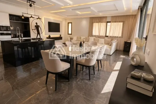 Maison de luxe à vendre sur Ourika Road. 7 chambres confortables et piscine chauffée.