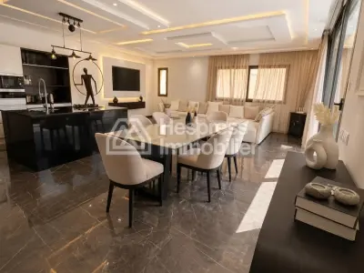 Maison de luxe à vendre sur Ourika Road. 7 chambres confortables et piscine chauffée.