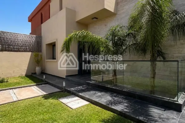 Maison de luxe à vendre sur Ourika Road. 7 chambres confortables et piscine chauffée.