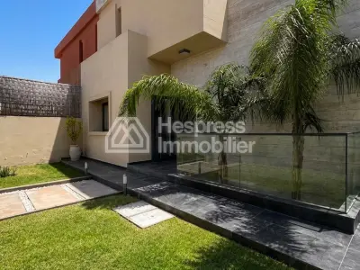 Maison de luxe à vendre sur Ourika Road. 7 chambres confortables et piscine chauffée.